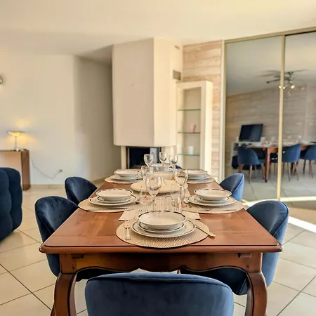 Grande Maison Bord De *